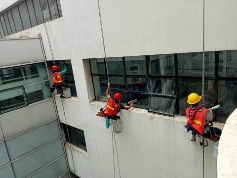 หาบริษัทรับทำความสะอาดอาคารสูง